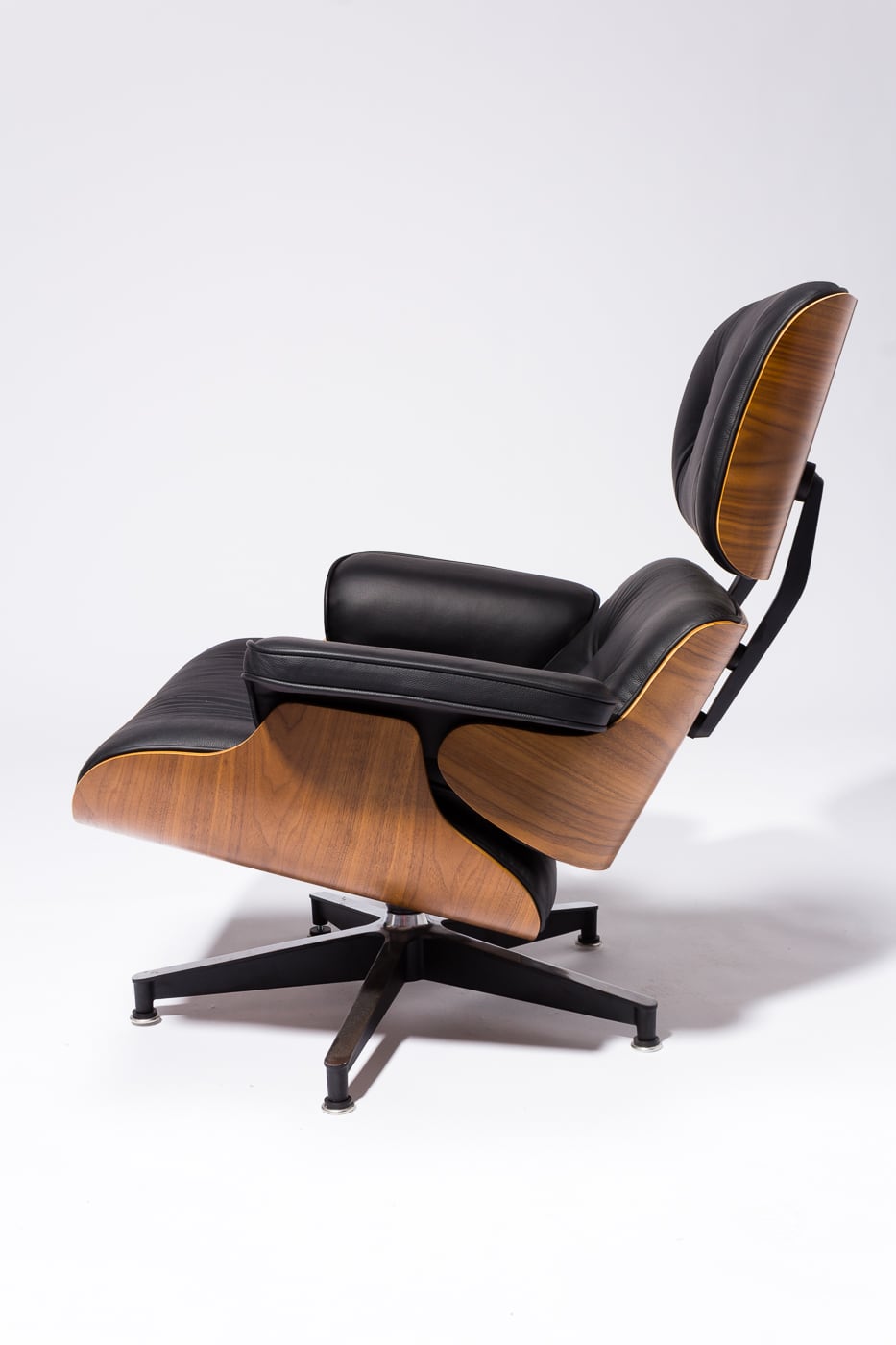 Ch587 Black Eames Style Lounge Chair And Ottoman Prop Rental