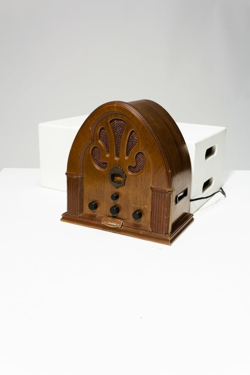 Vintage Lafayette Wooden Radio D90 A2399 – Early California Antiques Shop